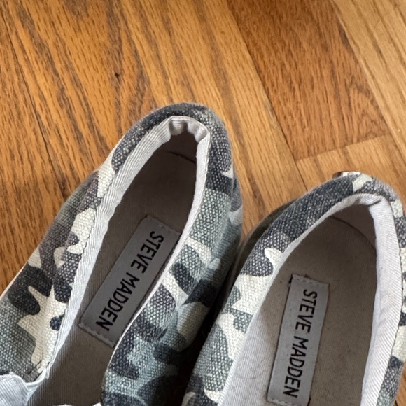 Steve Madden Womens Camouflage Slip-On Shoes - Picture 3 of 4